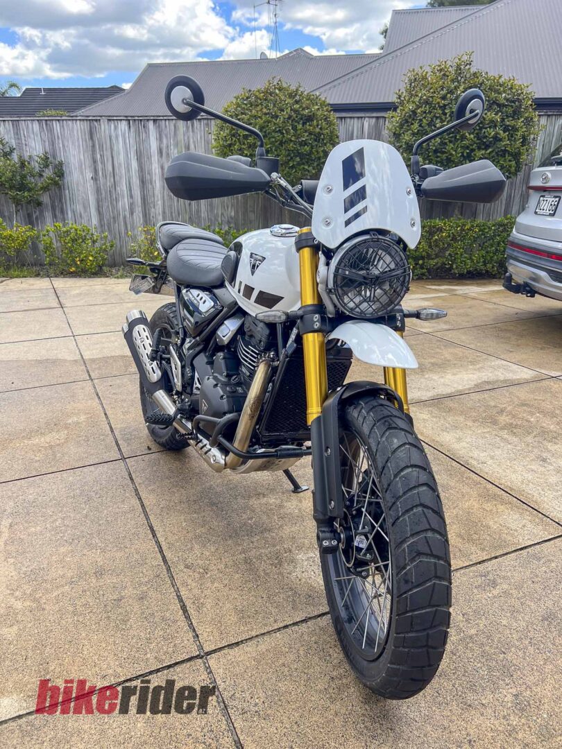 Triumph Scrambler 400XC front profile