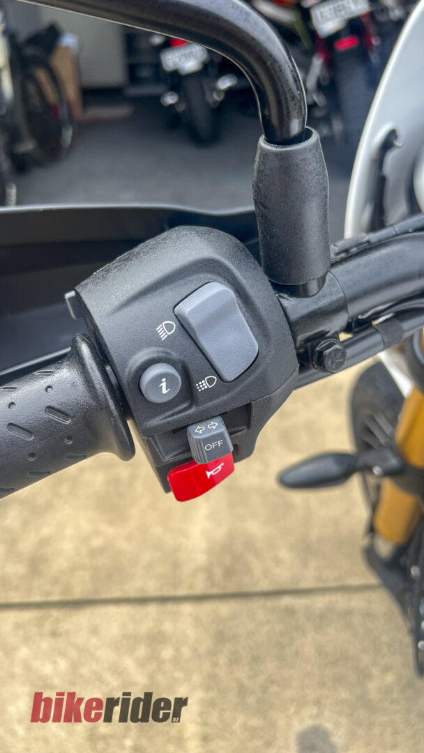 Triumph Scrambler 400XC buttons