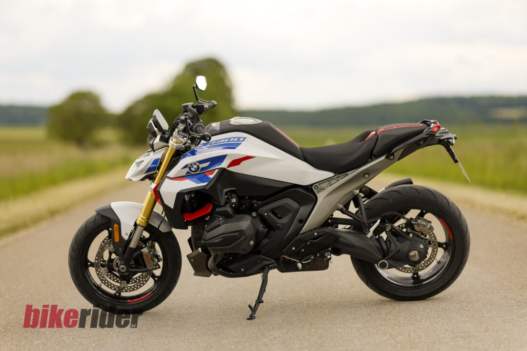 BMW R 1300 R review, static on road