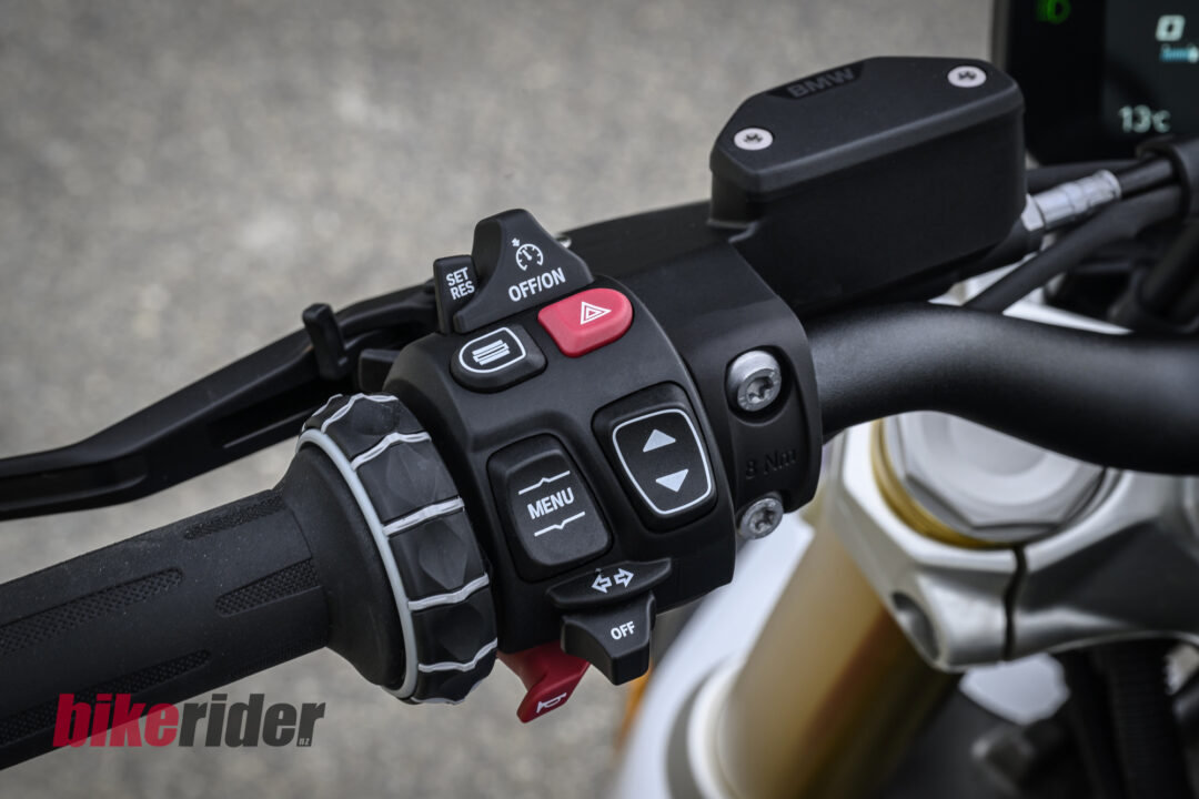 BMW R 1300 R review, switchgear, cruise control