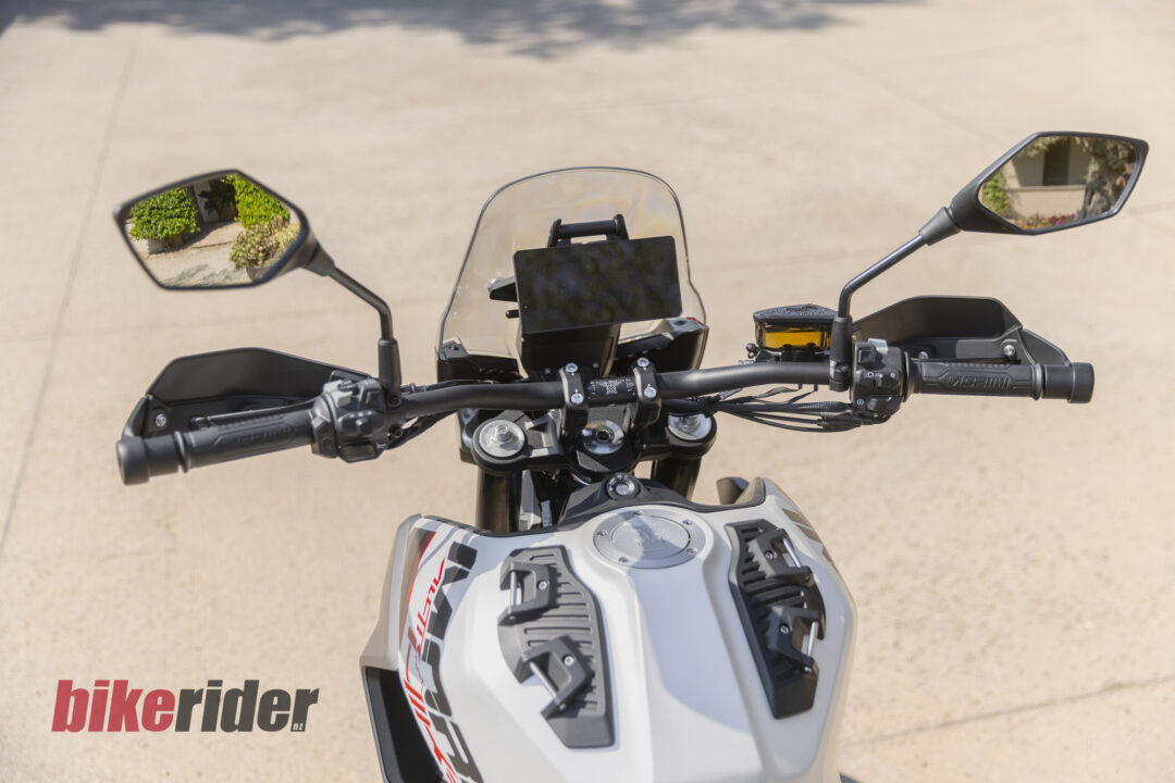 Moto Morini Alltrhike 450 cockpit