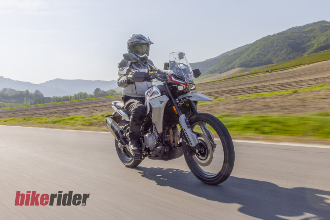 Moto Morini Alltrhike 450 action road