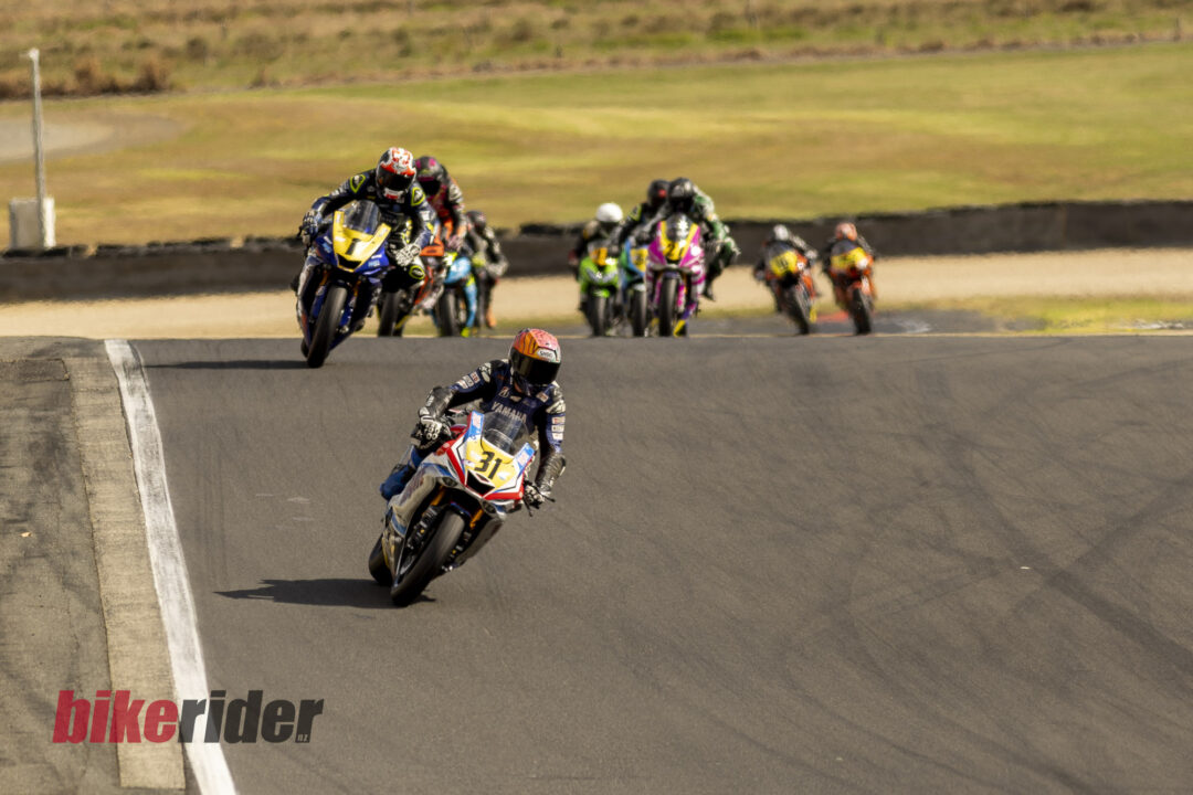 NZSBK Supersport 600 Haydn Fordyce leading the field into the Porsche dipper at Hampton Downs