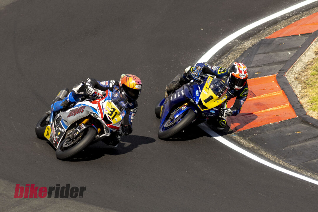 Haydn Fordyce and Jake Lewis battling hard in the Supersport 600 race at Hampton Downs, Yamaha R6