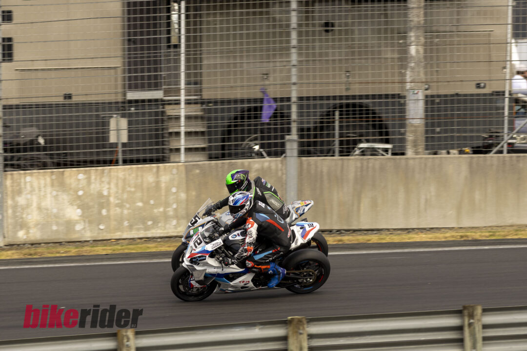 NZSBK Formula 1 Hampton Downs Luca Durning and Rogan Chandler fighting for position on the race track