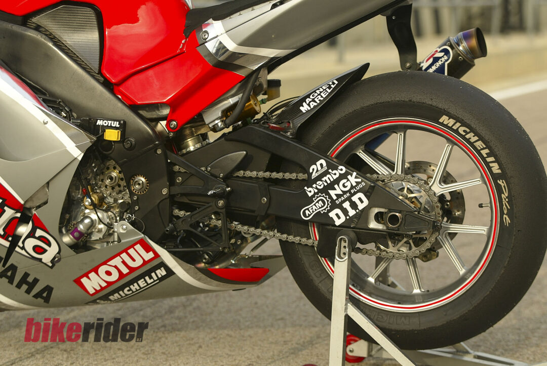 Yamaha M1 test Alan Catchart swingarm