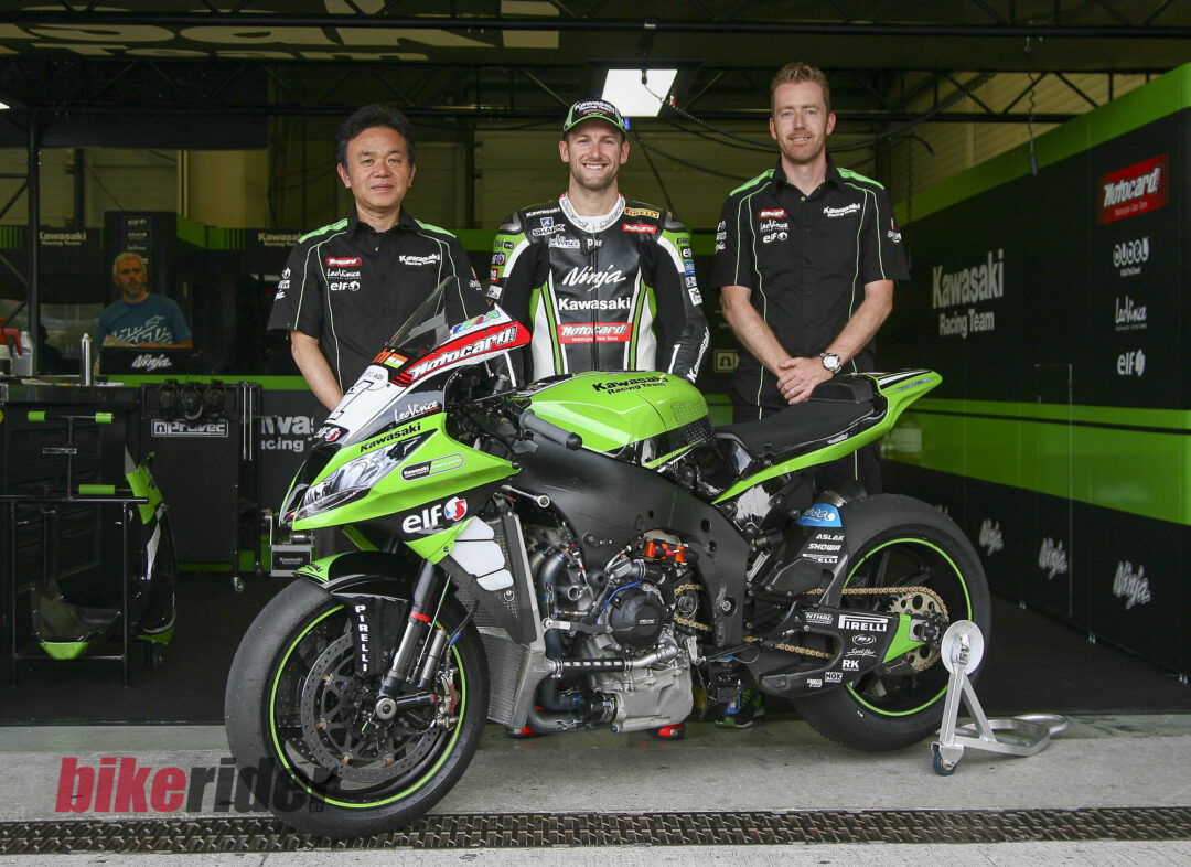 20131021-2013 Kawasaki ZX10-R World Superbike champion Tom Sykes-C with project leader Ichiroh Yoda-L and crew chief Marcel Duinker-R