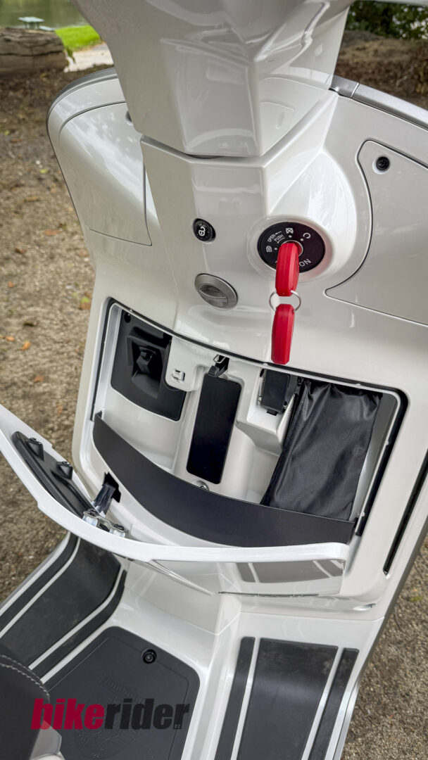 Lambretta G350 front compartment