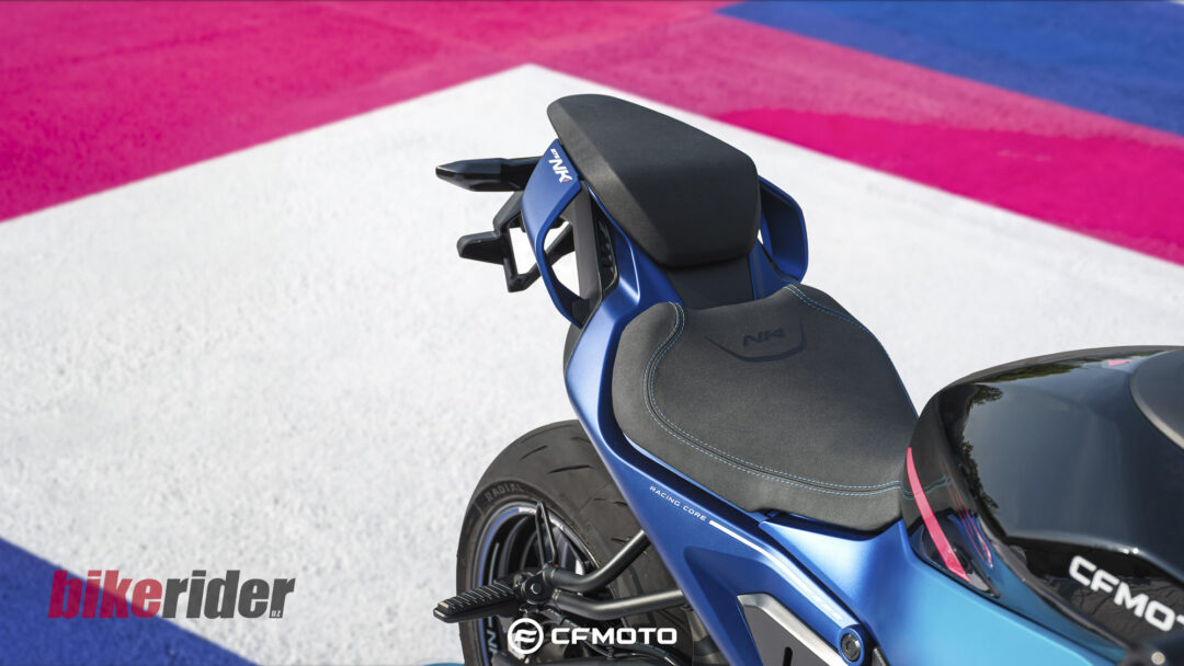 CFMoto 675NK Champion Blue rear seat