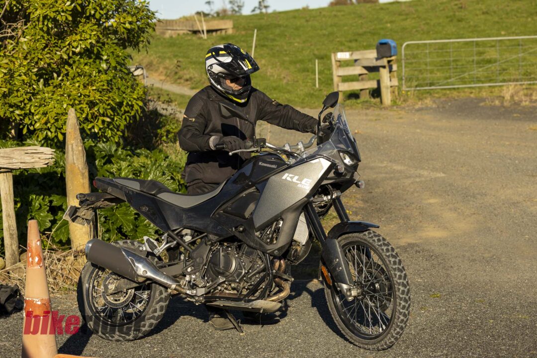Kawasaki KLE500 review action road