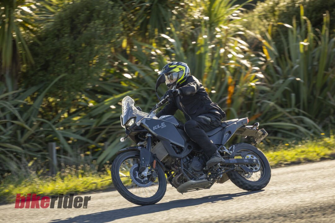 Kawasaki KLE500 review action road