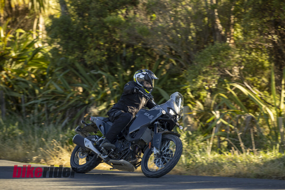 Kawasaki KLE500 review action road
