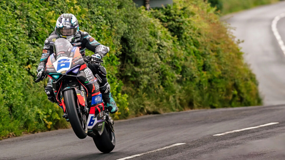 Isle of Man TT Supersport 2026 Dunlop wheelie