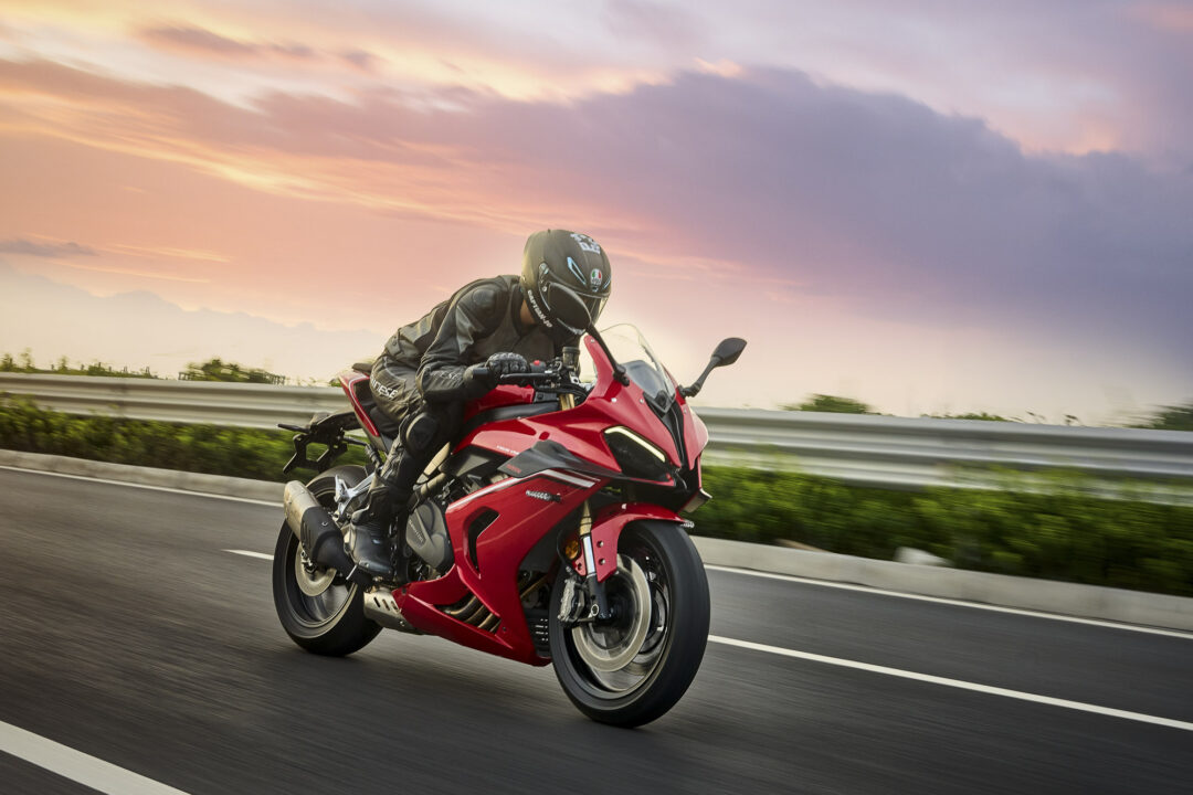 QJMotor SRK800RR Action