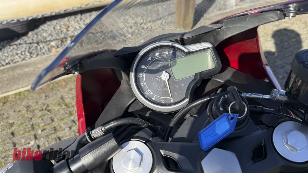 Triumph Thruxton 400 review dash