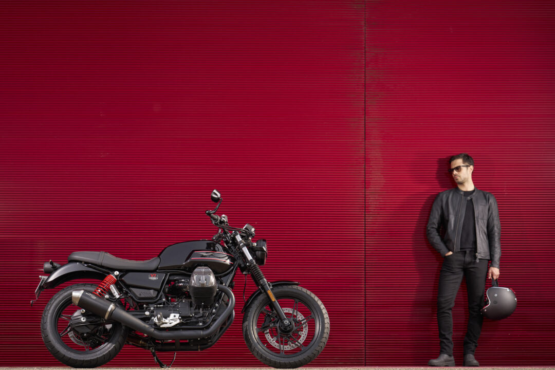 MotoGuzzi_V7-Stone-Special-Edition_shining-black