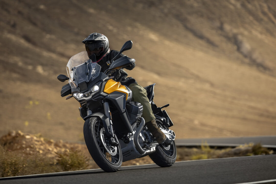 Moto Guzzi_Stelvio action cornering