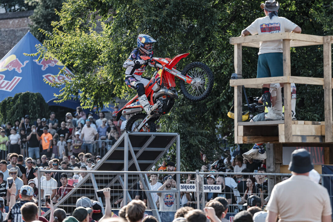 manuel-lettenbichler_Red-Bull-Romaniacs-2026_05636_Red Bull Romaniacs 2026 crossing rump on his KTM race bike