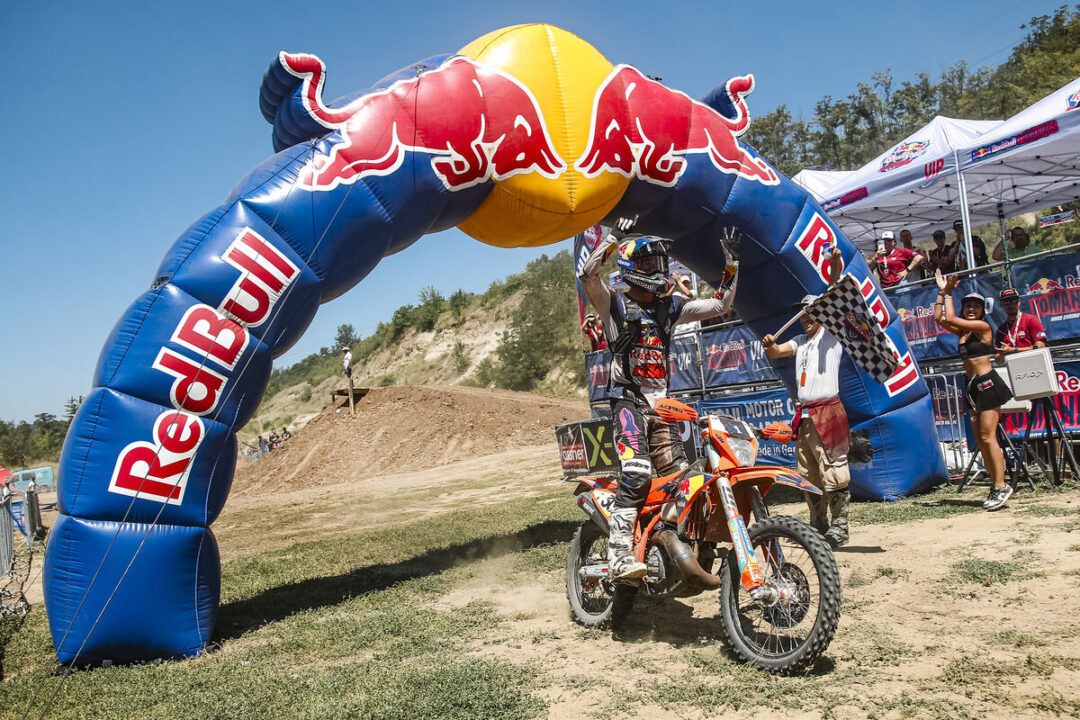 manuel-lettenbichler_Red-Bull-Romaniacs-2026_05636_Red Bull Romaniacs 2026 crossing the finish line underneath the Red Bull arch