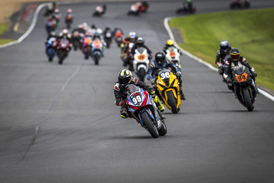 Nixon Frost racing in sportbike class Hampton Downs NZ Suzuki GSX-8R