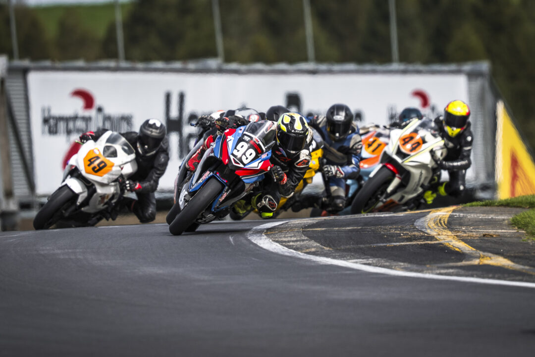 Nixon Frost racing in sportbike class Hampton Downs NZ Suzuki GSX-8R