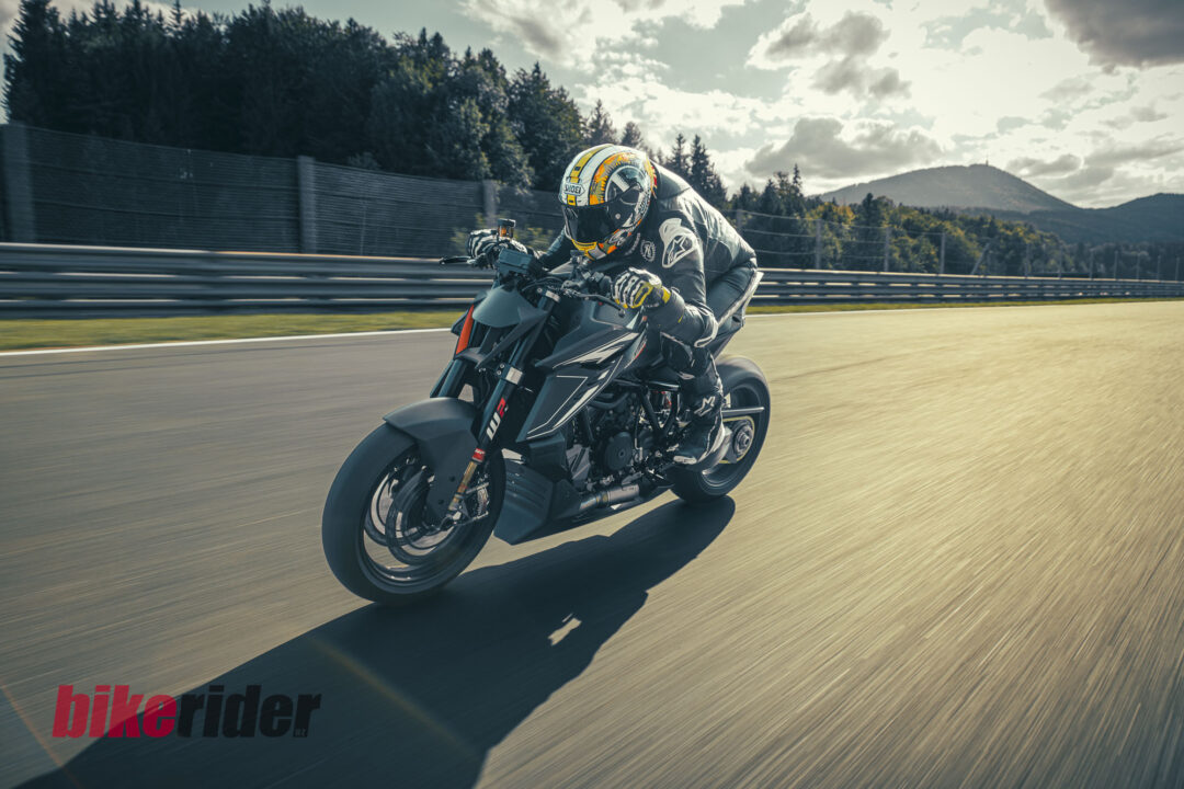 2026 KTM 1390 Super Duke RR Track01197