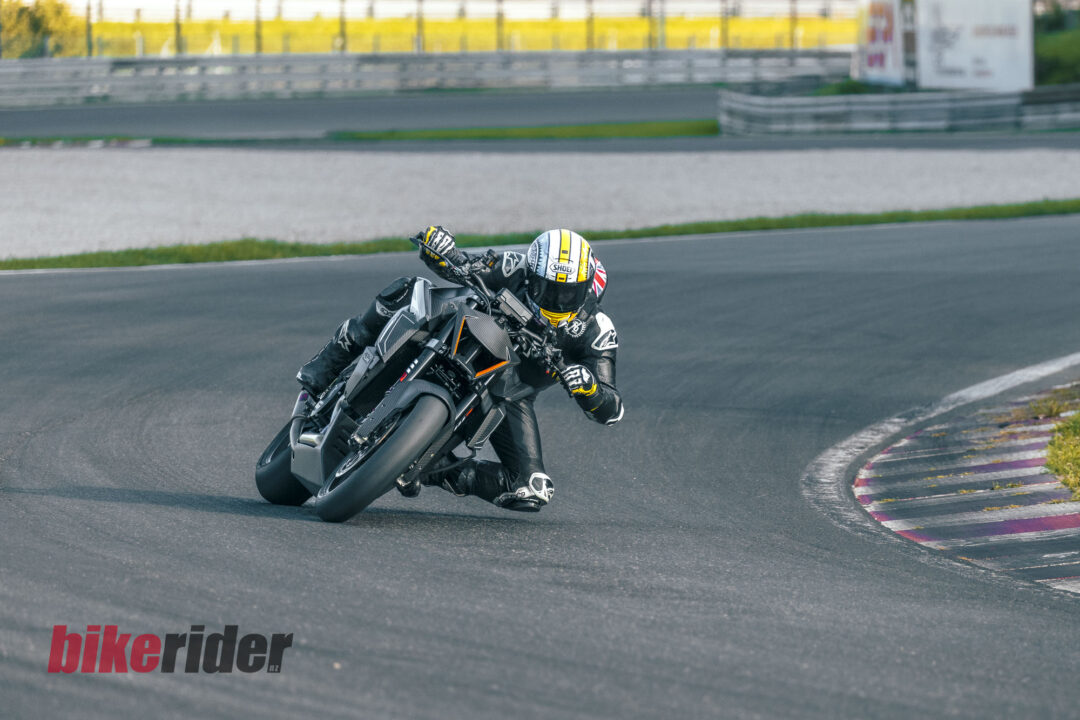 2026 KTM 1390 Super Duke RR Track01207