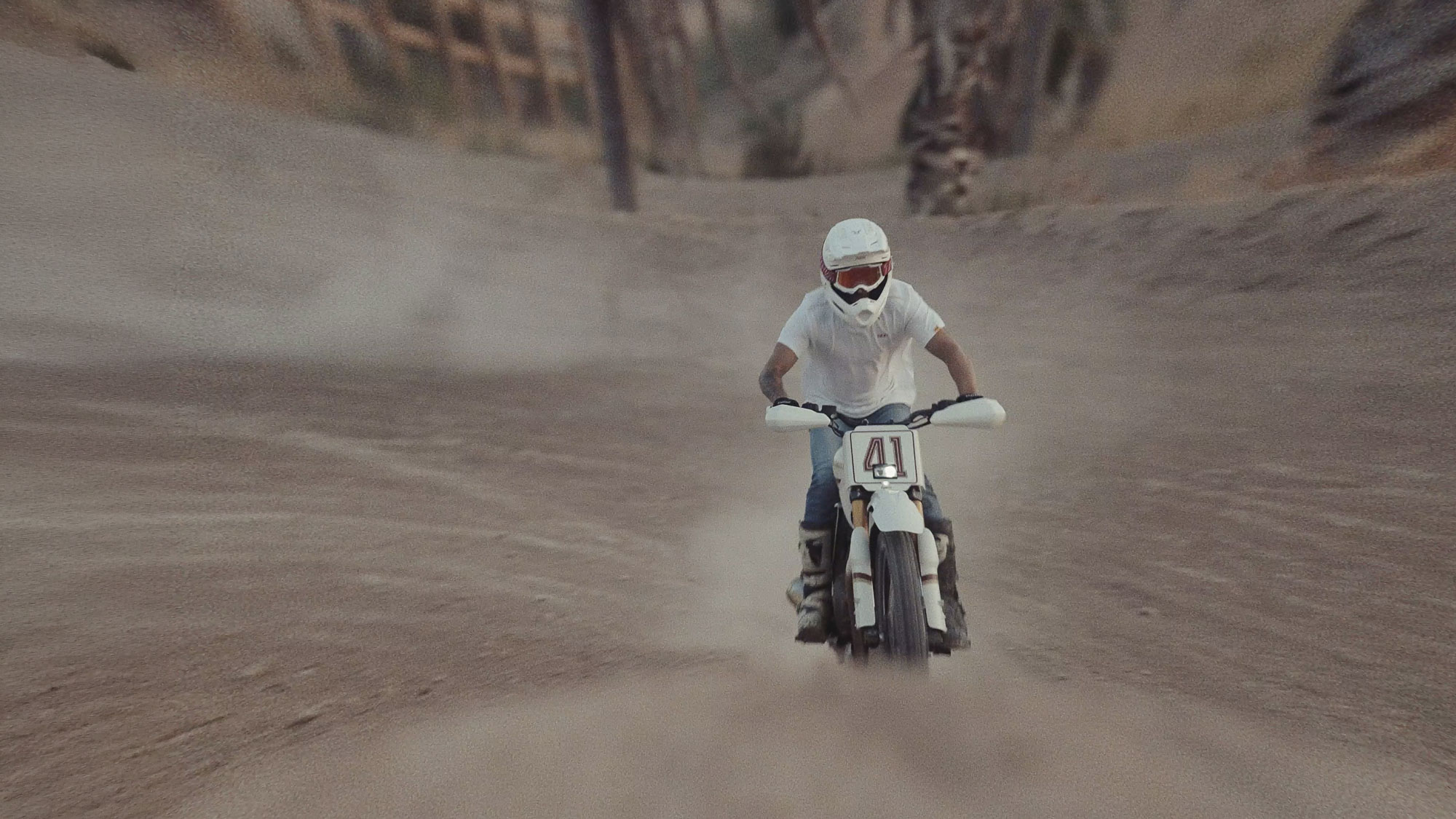 Tamarit’s Scrambler 400 XC approaching across a dusty track