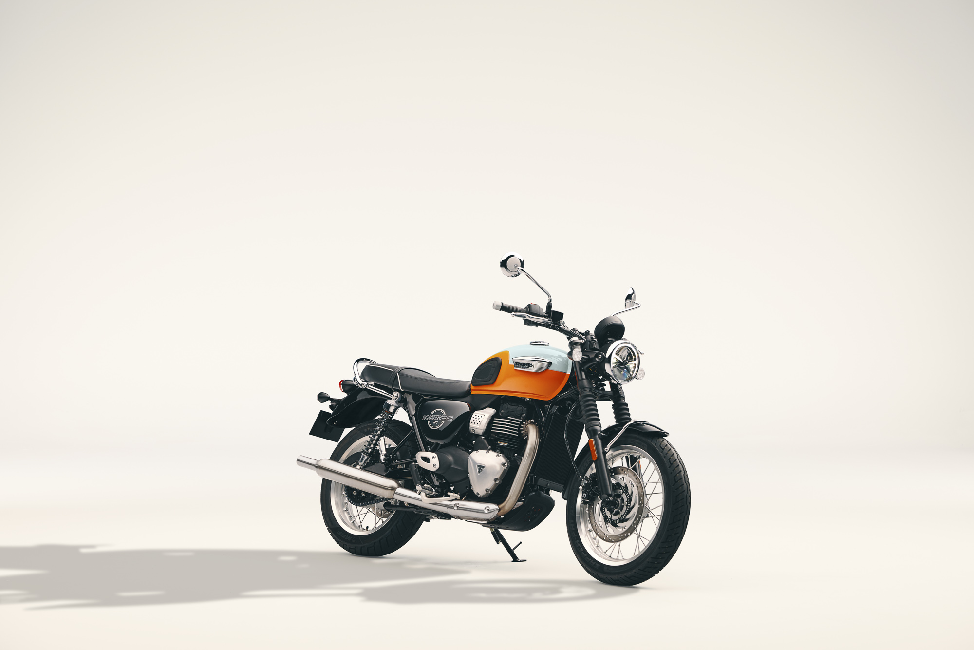 Triumph Bonneville T40 viewed from the front right