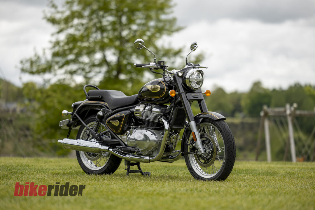 Royal Enfield Bullet 650 in Cannon Black: parked beside a rural fence