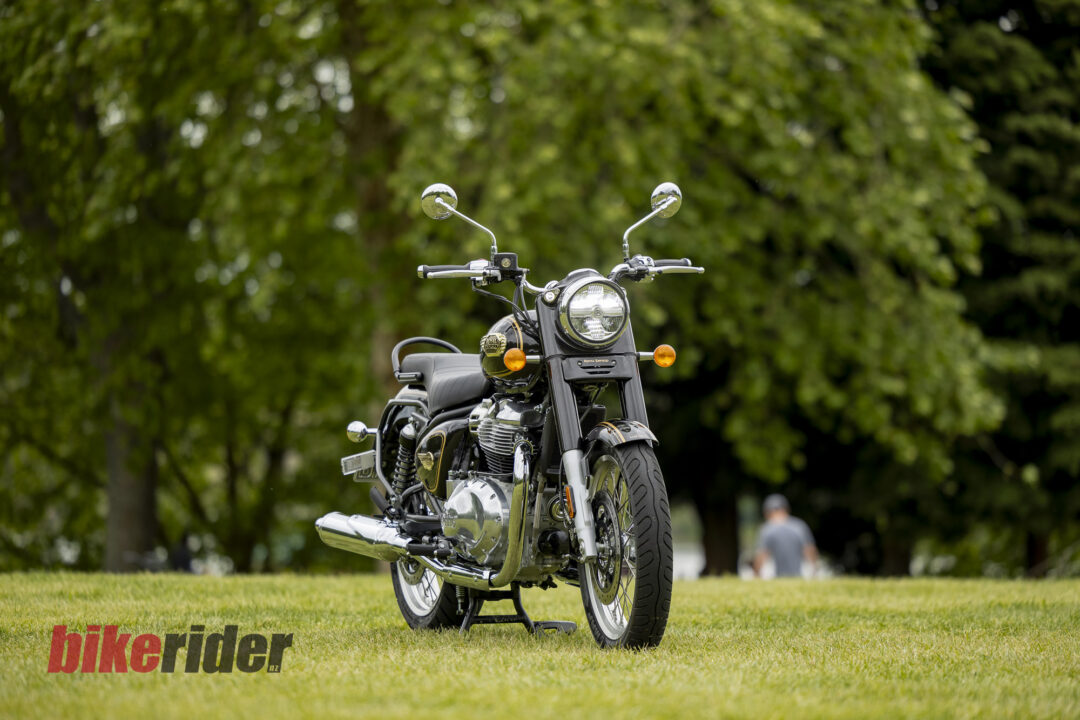 Royal Enfield Bullet 650 in Cannon Black: parked front three-quarter view