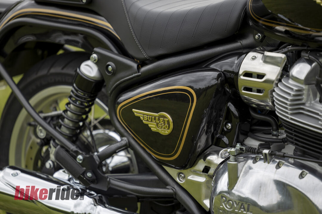 Royal Enfield Bullet 650 in Cannon Black: seat and gold-trimmed side panel