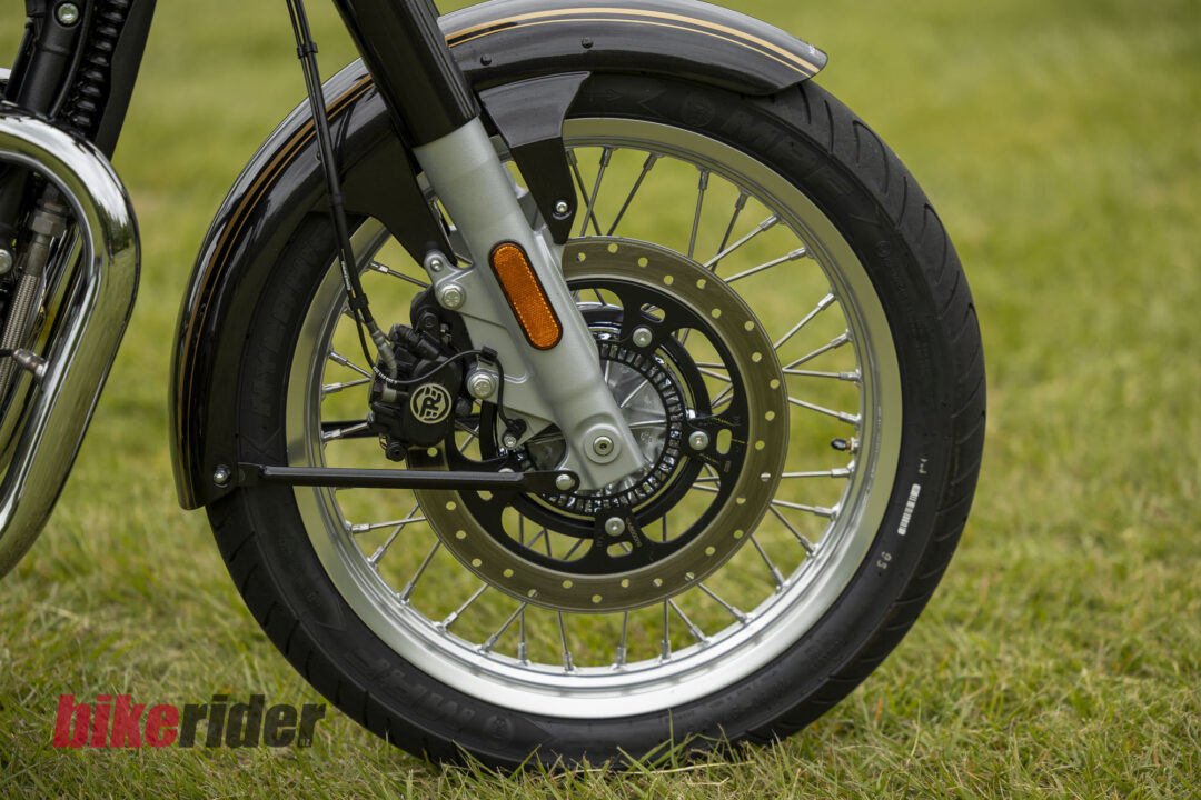 Royal Enfield Bullet 650 in Cannon Black: front wheel fork and disc brake