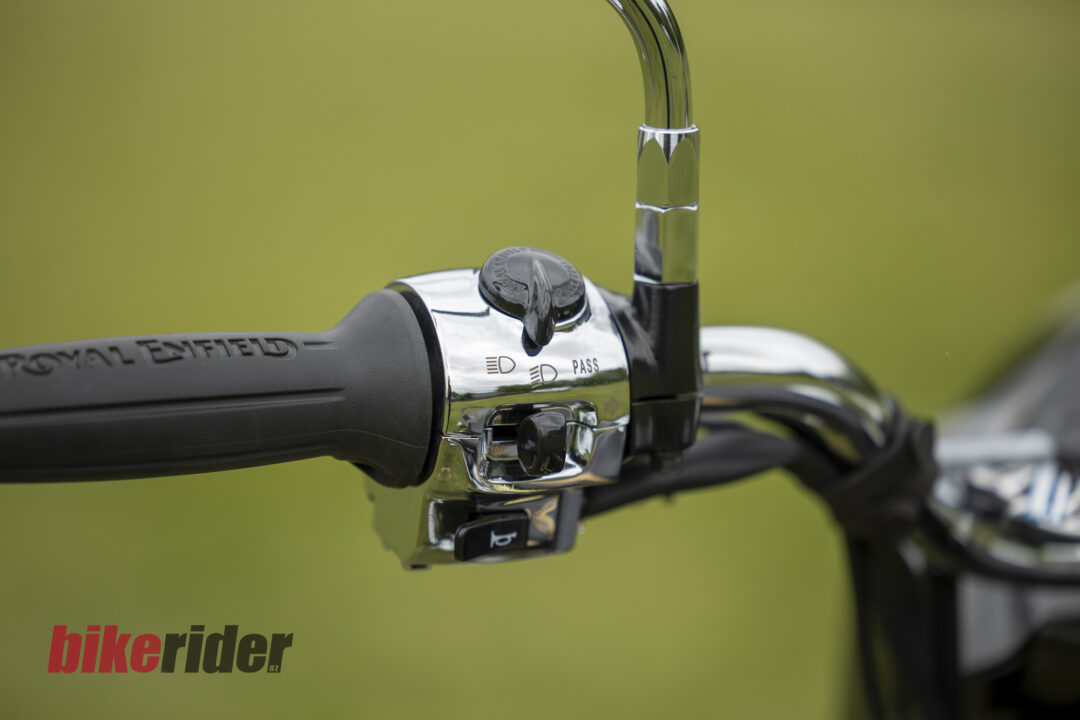 Royal Enfield Bullet 650 in Cannon Black: left handlebar grip and switchgear