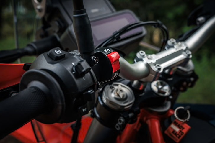 KTM 690 Rally front and rear fuel tank selector controls